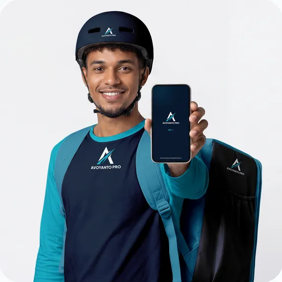 Un agent Avoyanto Pro, casque sur la tête et sac de livraison sur le dos, montre l'application sur son téléphone